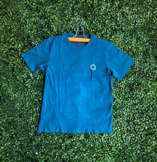 Camiseta de hombre azul petróleo